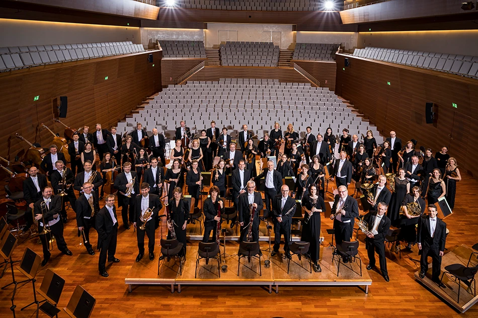 Die MusikerInnen der Bochumer Symphoniker mit ihren Instumenten im Konzertsaal