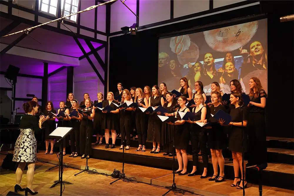 Ein Chor singt beim Abschlusskonzert des Erwitter Kinder- und Jugendchorwettbewerbs